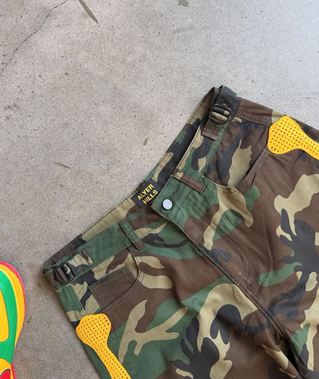 BONE CARGO SHORTS