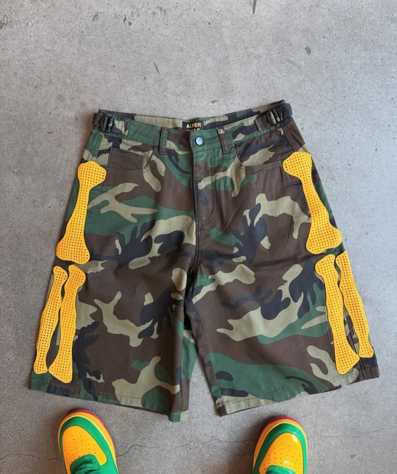 BONE CARGO SHORTS