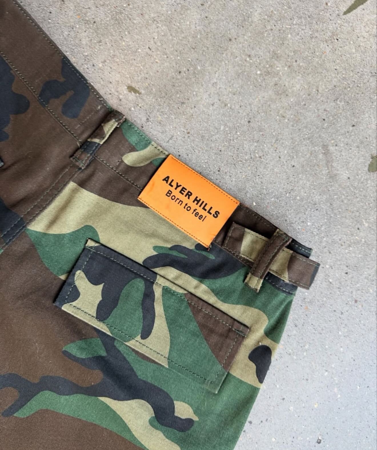 BONE CARGO SHORTS